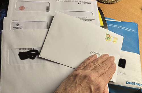 Fönsterkuvert blått paket Journalisten och ett julkort i kuvert