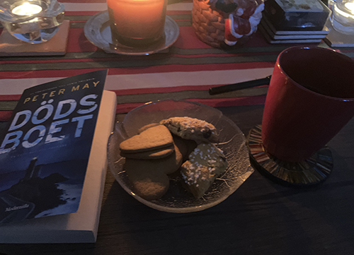 Juldagsfika med Dödsboet saffransskorpor och pepparkakor