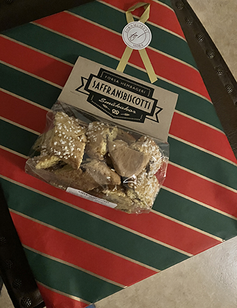 Julklapp från jobbet och en påse saffransbiscotti