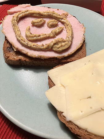 Kalkonmacka med smiley i senap