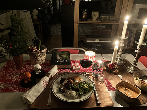 Kolgrillad kyckling ris paprikasås sallad rödvin Hopptisarna Dvalan tända ljus hyacint