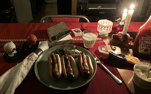 Kycklingkorv med bröd Hopptisarna levande ljus o De fenomenala fruntimren på Grand Hôtel