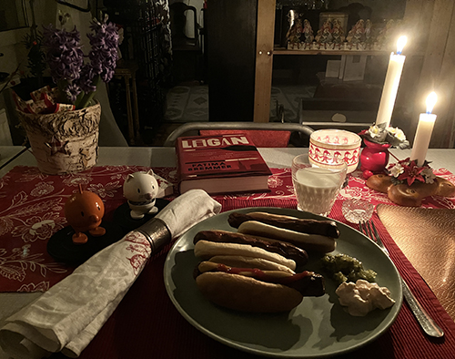 Kycklingkorvar med bröd räksallad bostongurka Hopptisarna hyacint levande ljus Ligan