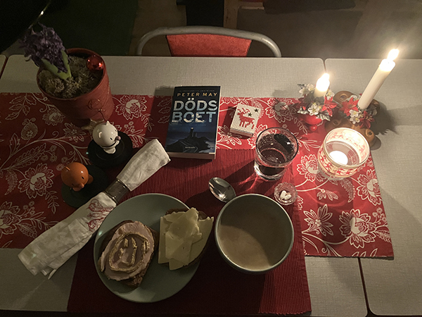 Mackor med kalkon o ost skogssvampsoppa Hopptisarna Dödsboet levande ljus