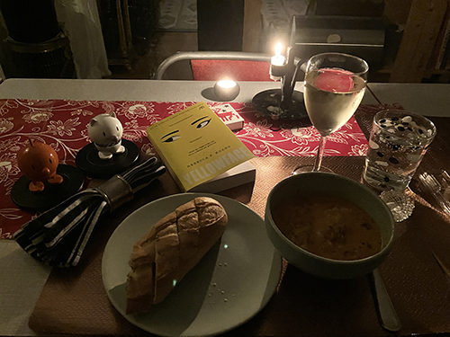 Måndagsmiddag fisksoppa från Korgtassen chardonnay Hopptisarna tända ljus o Yellowface