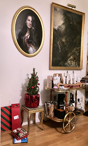 Min julgran med klappar under Ommas porträtt