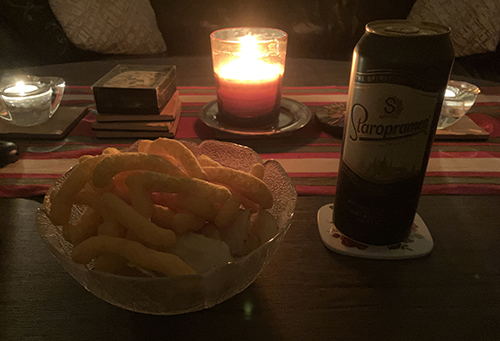 Ostbågar och Staropramen tända ljus