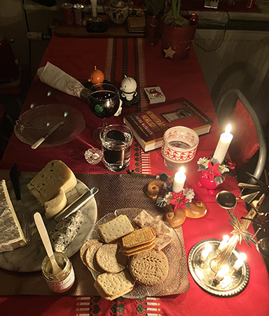 Ostbricka med fyra ostar kex Barolo Hopptisarna och Hembiträdets hemlighet levande ljus