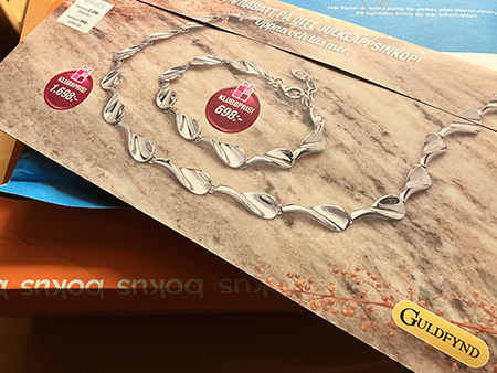 Reklam från Guldfynd blå påse orange paket från Bokus