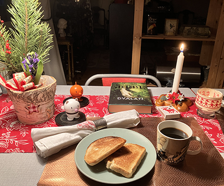 Rostat bröd kaffe tända ljus Hopptisarna och Dvalan