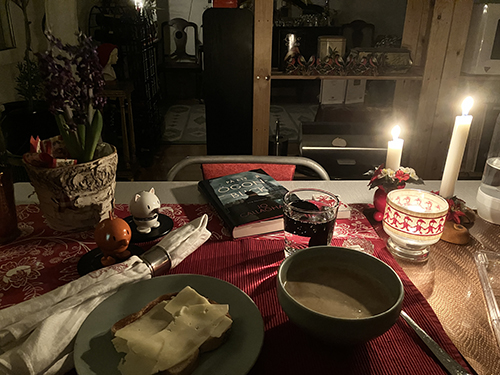 Skogssvampsoppa och rostat bröd med Hopptisarna På ett ögonblick hyacint o levande ljus