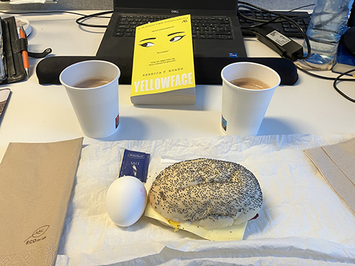 Skrivbordslunch med macka ägg o Yellowface