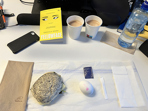 Skrivbordslunch på jobbet med Yellowface
