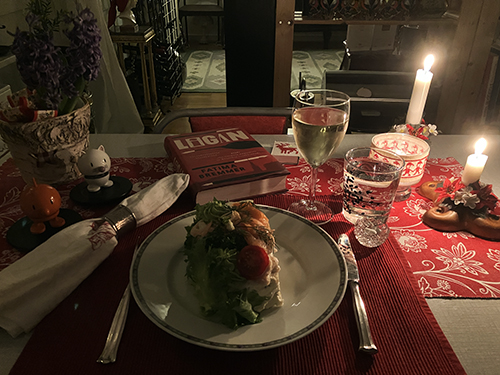 Smörgåstårtbit och chardonnay Hopptisarna boken Ligan och levande ljus Smörgåstårtbit och chardonnay Hopptisarna boken Ligan och levande ljus