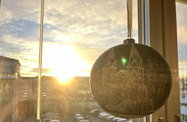 Solen och Uppsalakulan i vardagsrumsfönstret
