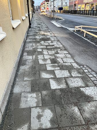 Trottoaren med grus Väderkvarnsgatan