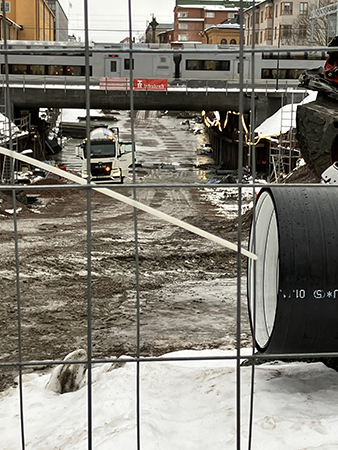 En stor bil i järnvägstunneln och tåget kommer St Olofsgatan 16 jan 2026