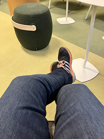 Fikarast på jobbet mina jeansben och gympaskorfötter