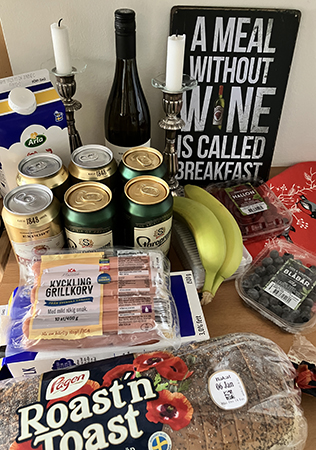 Fil vin öl bananer bär kycklingkorv bröd