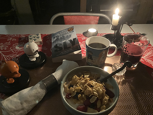 Måndagsfrukost innan jobbet med Hopptisarna o Sly levande ljus