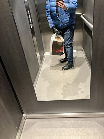 Michelingubbe utan huvud i hissen