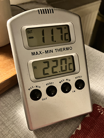 Minus 11 komma 7 grader kallt o 22 inne