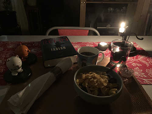 Mörk måndagsfrukost med Hopptisarna och Fadern levande ljus