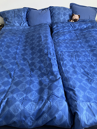 Renbäddat i blåa sidenlakan med Nallisen