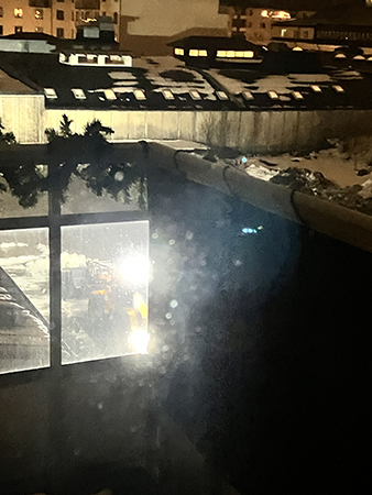 Ljus på parkeringen januarimorgon