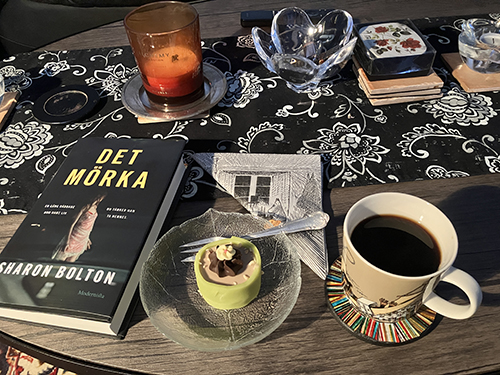 Lördagsfika i vardagsrummet med Det mörka och Noisette