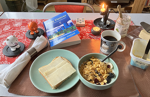 Lördagsfrukost med fil o rostat bröd Hopptisarna o Holy Denver