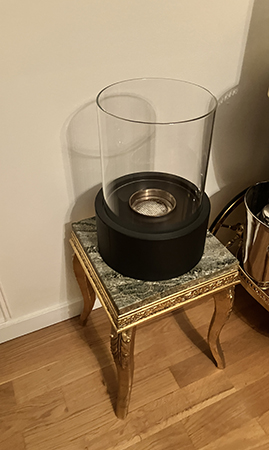 Lykta på piedestalen efter granen