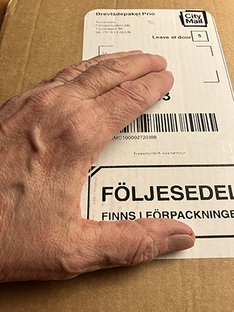 Min hand på brunt paket