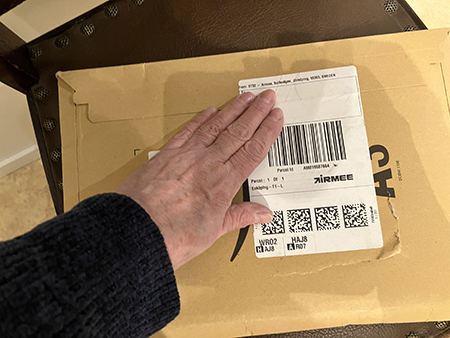 Min hand på brunt paket