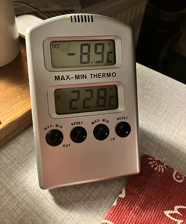 Minus 8 komma nio utomhus plus 22 komma 8 inne