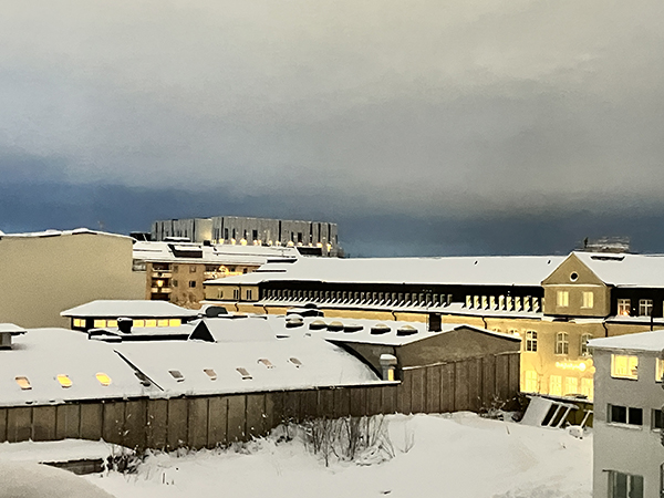 Mörk morgonhimmel kring UKK vinter