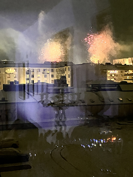 Nyårsraketer 2025 som speglar mitt vardagsrum