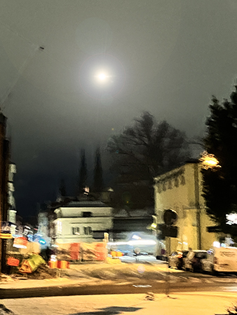 Oskarp morgon St Persgatan med domkyrkotornen bakom