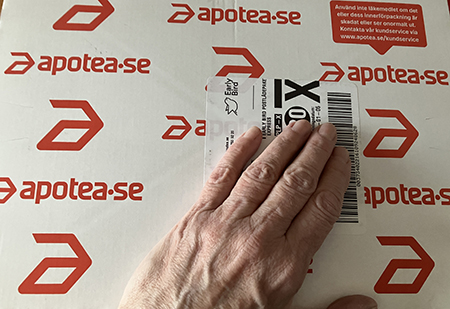 Paket från Apotea med min hand på