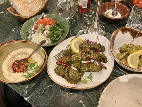 Fyra smårätter baba ganousch ostbollar dolmar och oliver