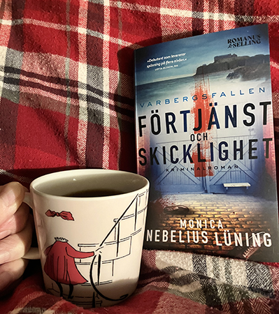 Kaffe på sängen med boken Förtjänst och skicklighet