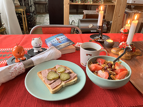 Lördagsfruksot fil med jordgubbar Hopptisarna Förtjänst och skicklighet leverpastejmacka levande ljus