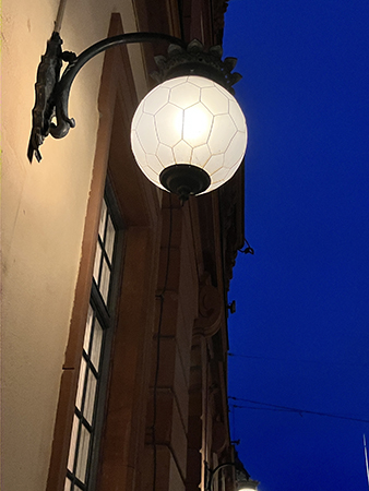 Lykta på hus mot blå januarimorgonhimmel