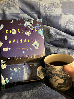 Midvinternatt och kaffe på sängen i Muminmugg blåst Midvinternatt och kaffe på sängen i Muminmugg blåst