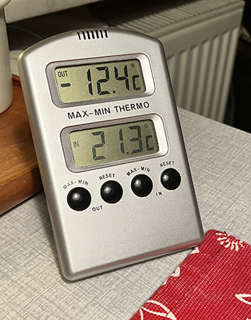 Minus 12 komma fyra ute och 21 komma tre inne