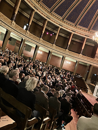 Mycket folk i universitetsaulan