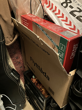 Adventsstakar o -stjärnor i låda i klädkammaren