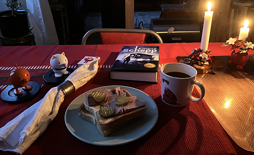 Frukost med rostade leverpastejmackor Hopptisarna och Alter ego levande ljus