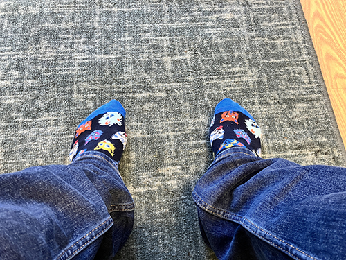 I väntrummet med jeansben och kattstrumpor