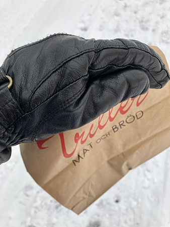 Trillerpåse i handskhand snö